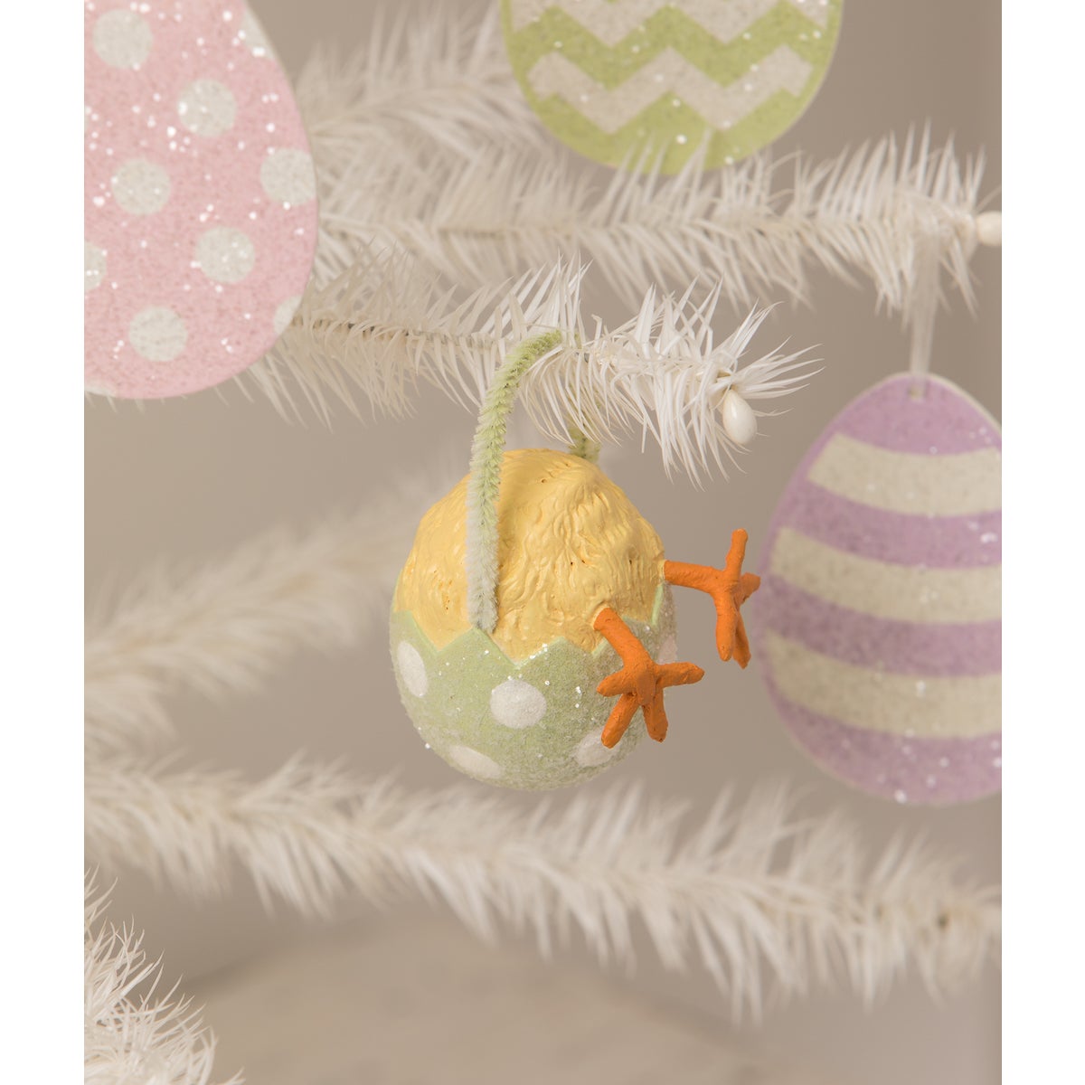 Chickie Tail Egg Ornament Green