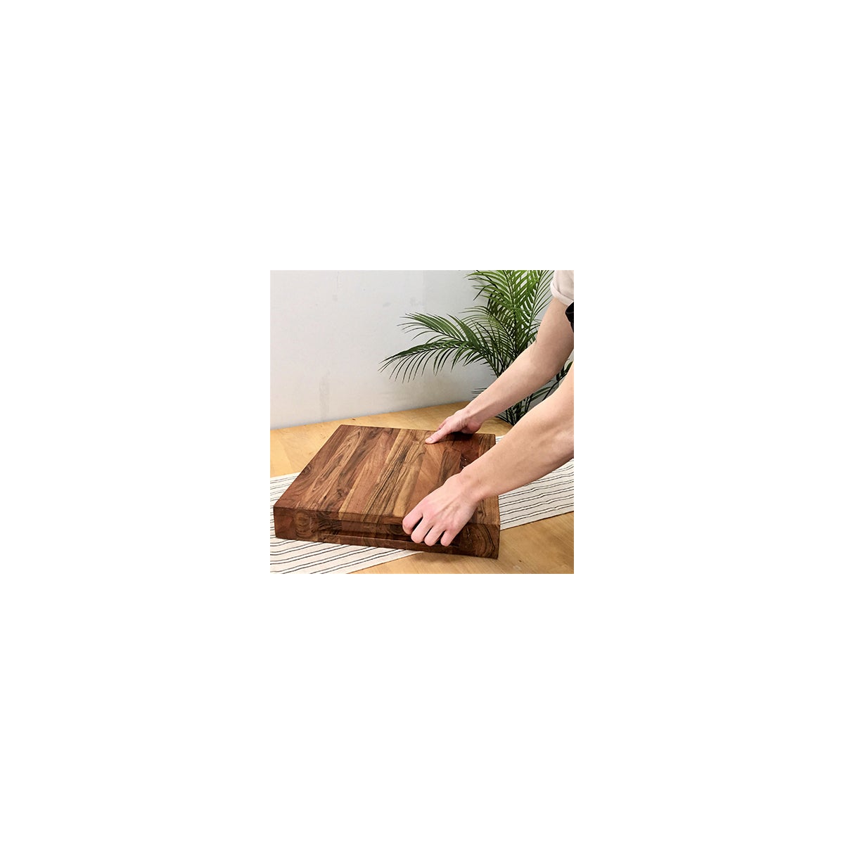 Sq Wood Chop Board With Cutout
