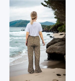 Wide-leg Pants in Bold Leopard Print, Comfortable Elastic Waist, Perfect for Statement, 1S/M, 1L/XL