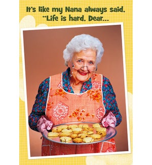 FR/Elder woman holding cookies